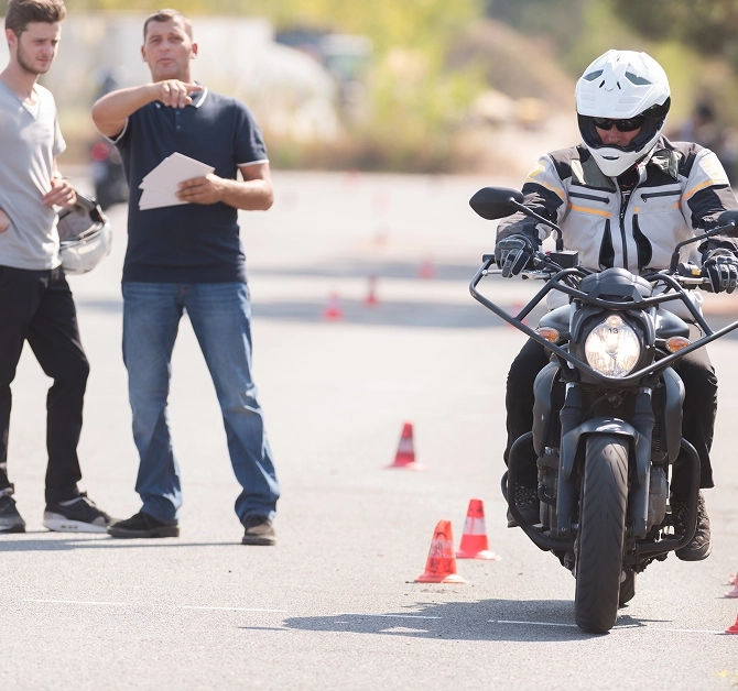 Moniteurs moto-école